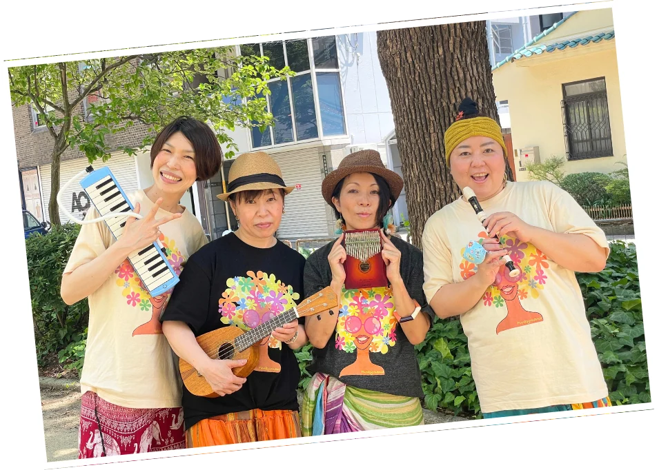 楽器を手にした凸凹全力中年ママ4人