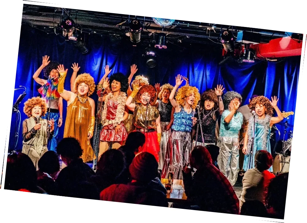 ステージで手を振るFunky Mamaのメンバー