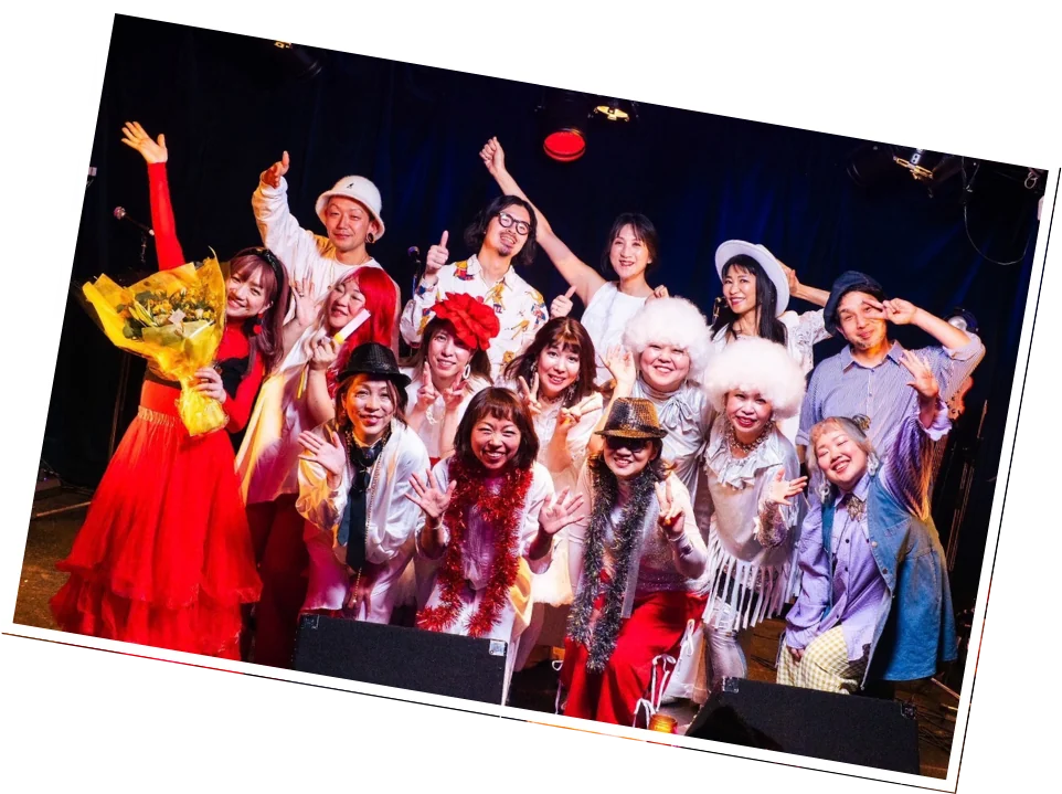花束を手にしたFunky Mamaの集合写真